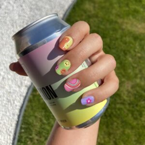 retro rave, de perfecte festival nagels voor een vrolijke look