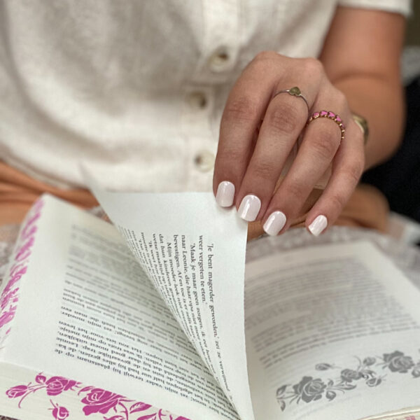 pinky promise pinky promise, mooie vrouwelijke lichtroze gel nagels