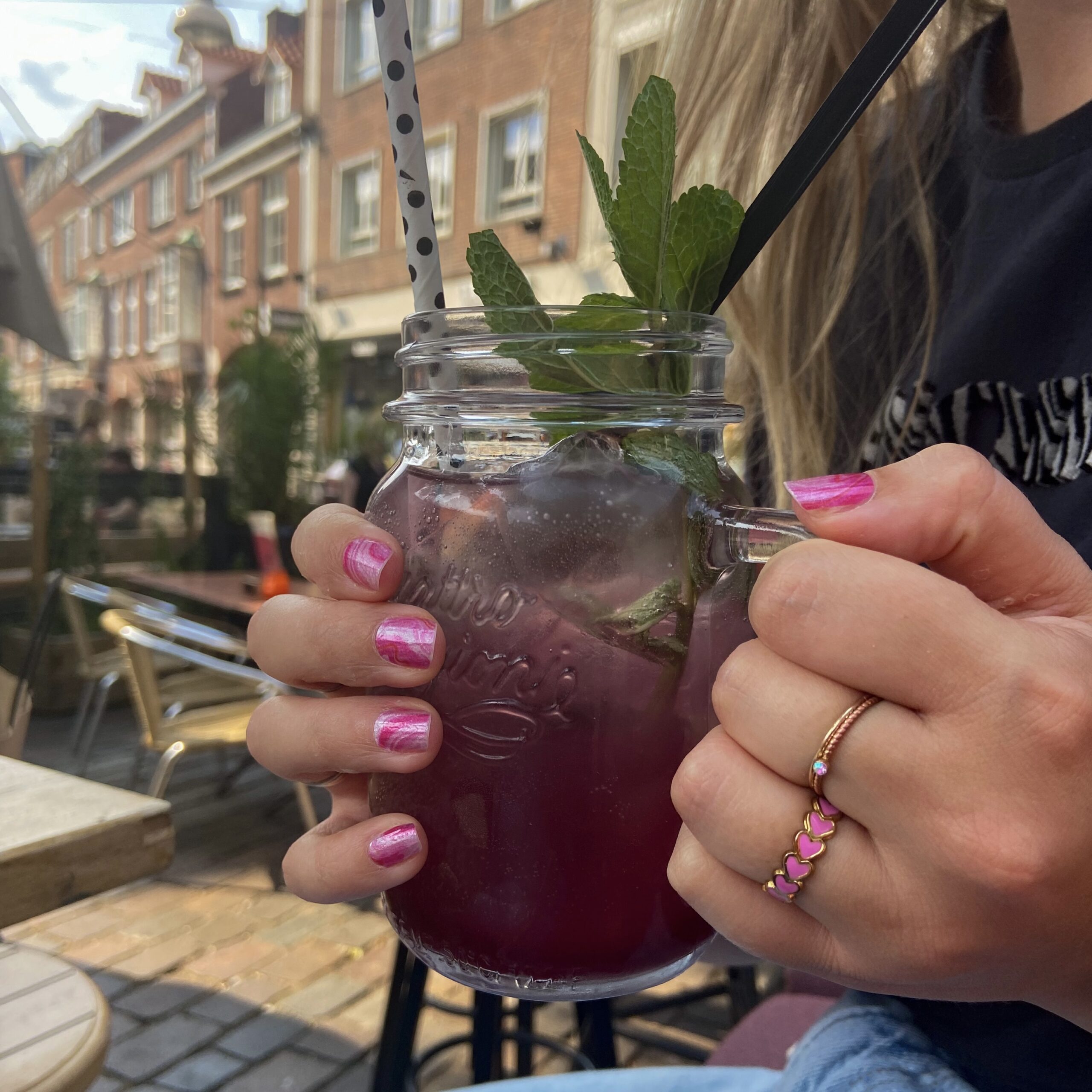 sorbet swirl, roze nail wraps met een leuke swirl nail art