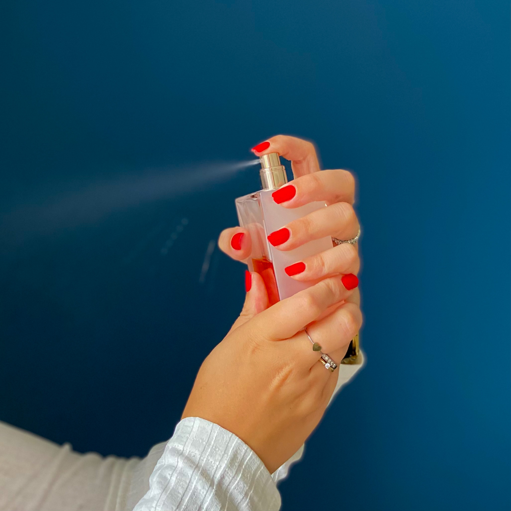 rockin red, mooie elegante en romantische rode gel nagels thuis manicure