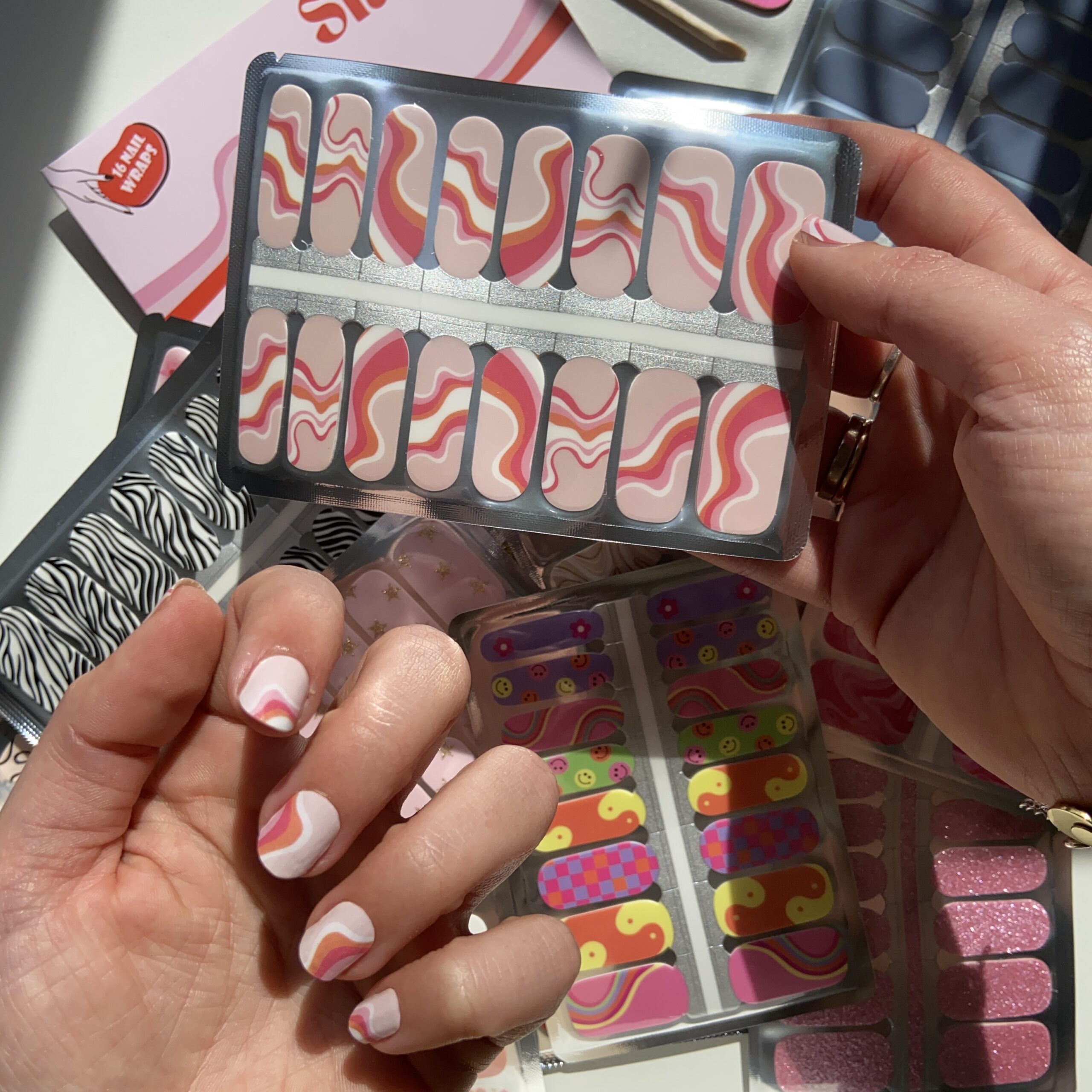 bubblegum bliss, nagel wrap in een roze oranje en witte swirl. leuke zomer nagels