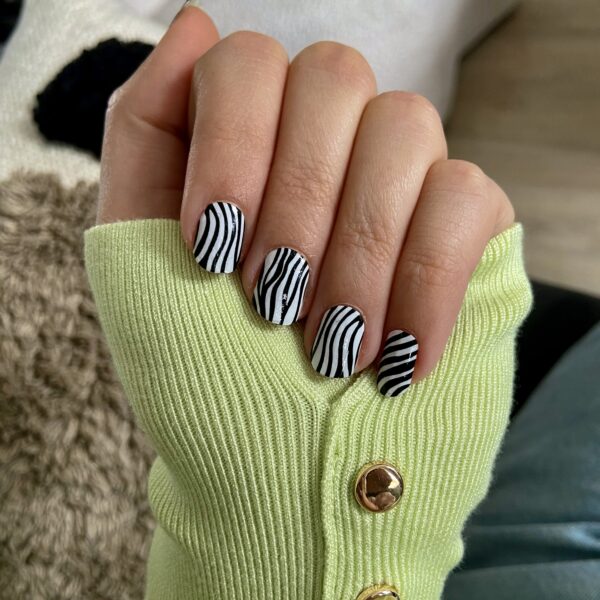 zany zebra zany zebra, hippe dierenprint nagelstickers in een zebra design.