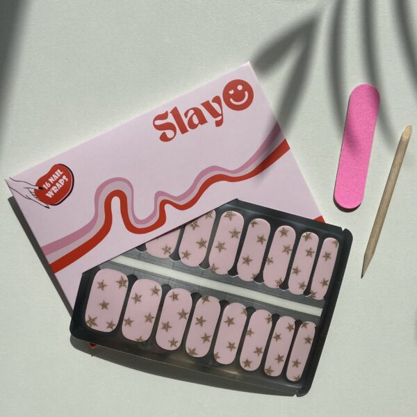 Starstruck, nagel stickers in een roze kleur met gouden sterretjes.
