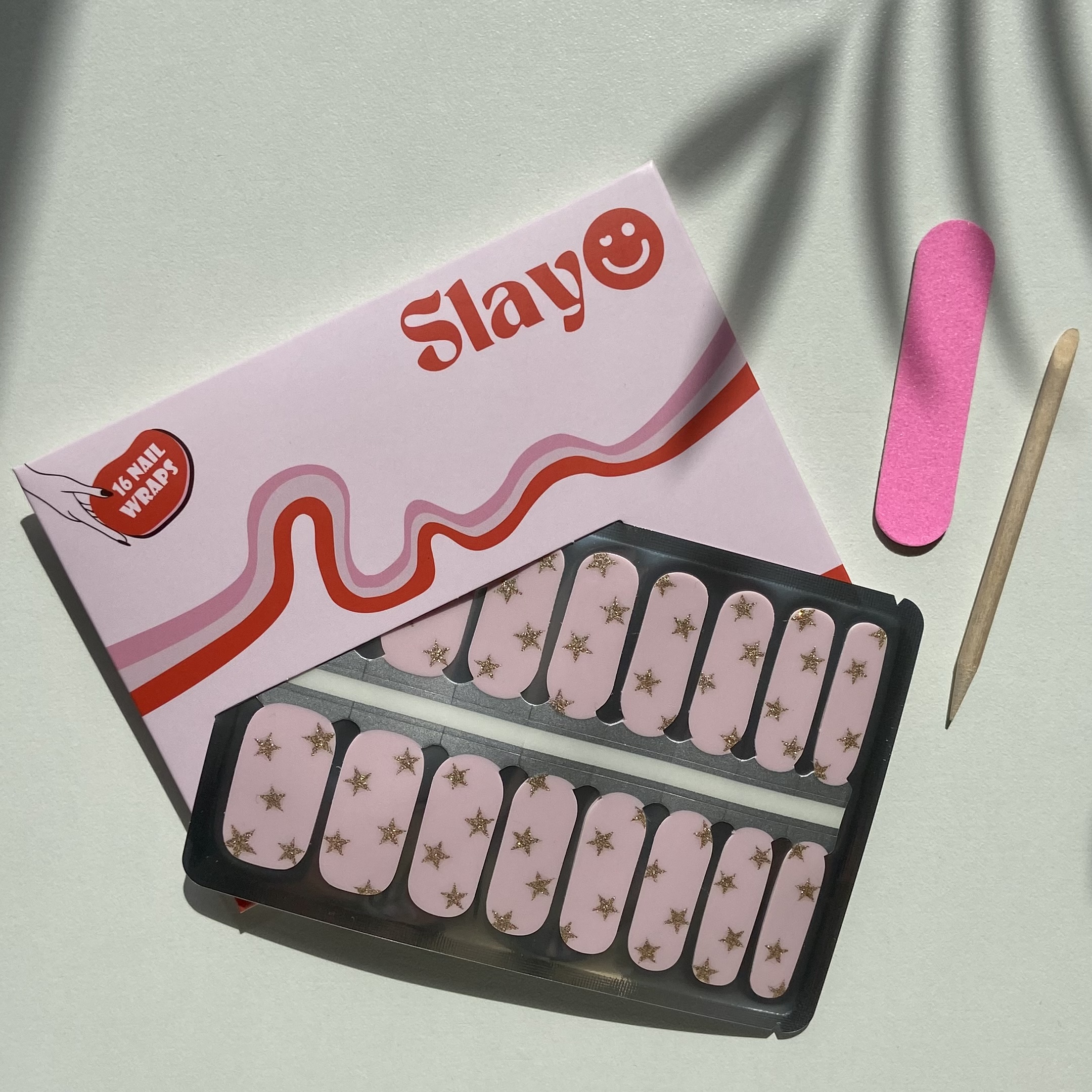 Starstruck, nagel stickers in een roze kleur met gouden sterretjes.