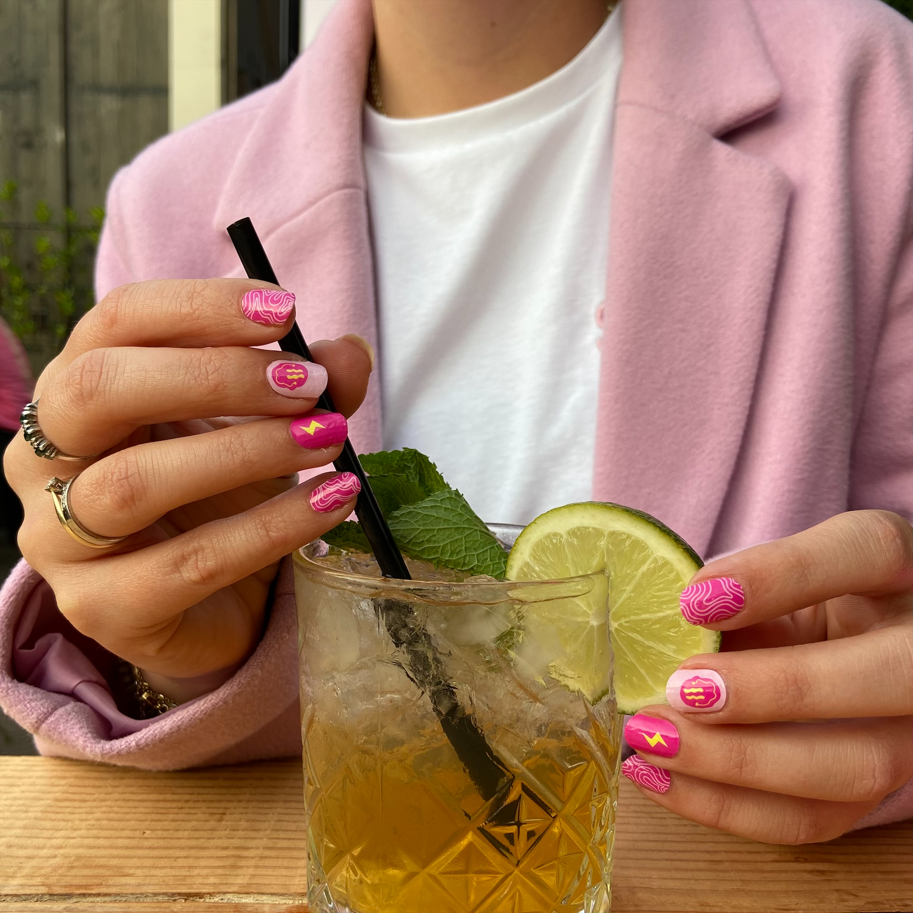 Electric Echoes nail wraps Electric Echoes, trending festival nagels, leuke nagels voor een feestje