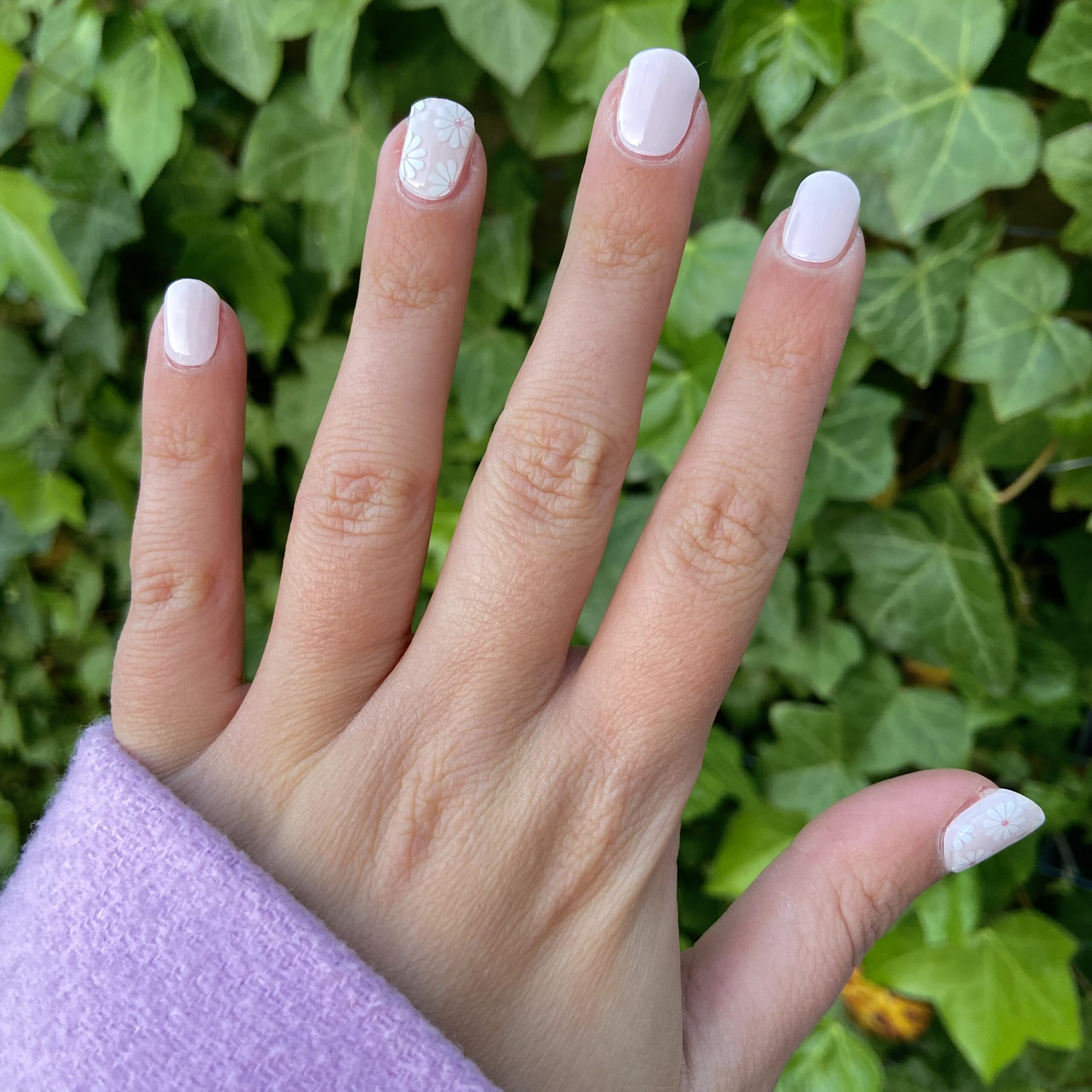 daisy dreams Daisy Dreams, gel nail wrap in een lichtroze kleur met bloemen patroon
