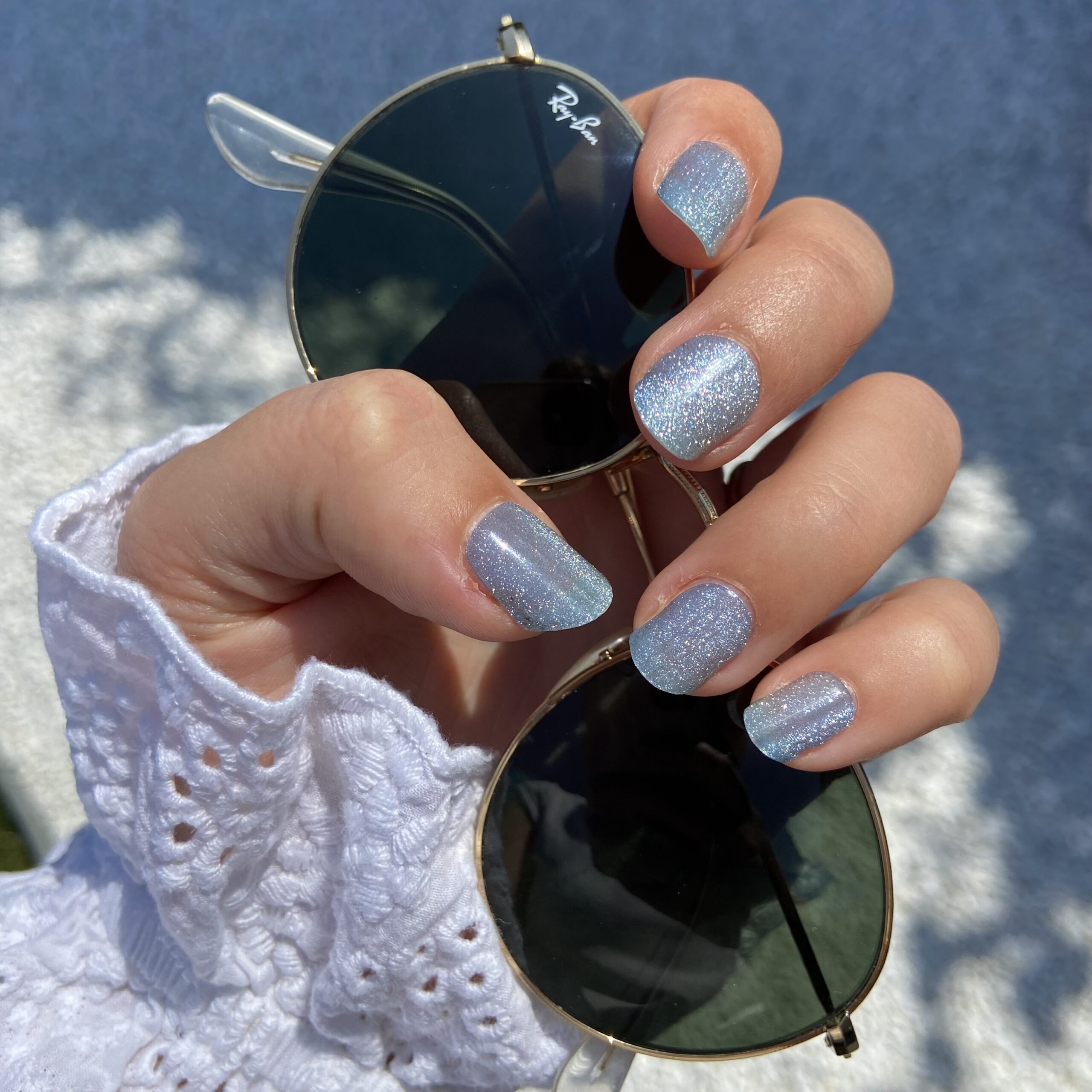 Icy illusion Icy illusion de perfecte blauwe nagels. mooie lichtblauwe kleur met glitters