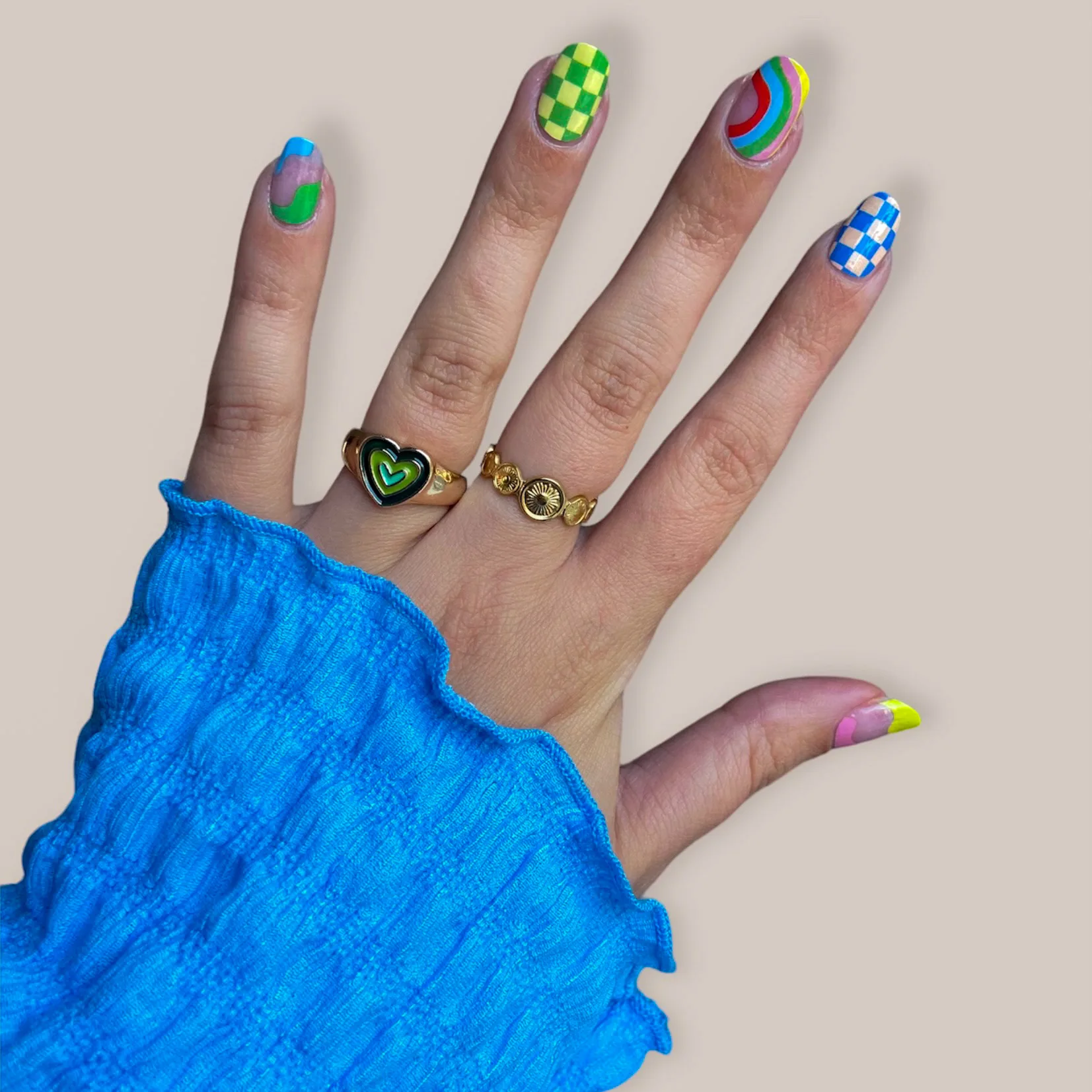Freaky Friday Freaky Friday retro festival nagels, manicure voor een feestje makkelijk en snel thuis aanbrengen.