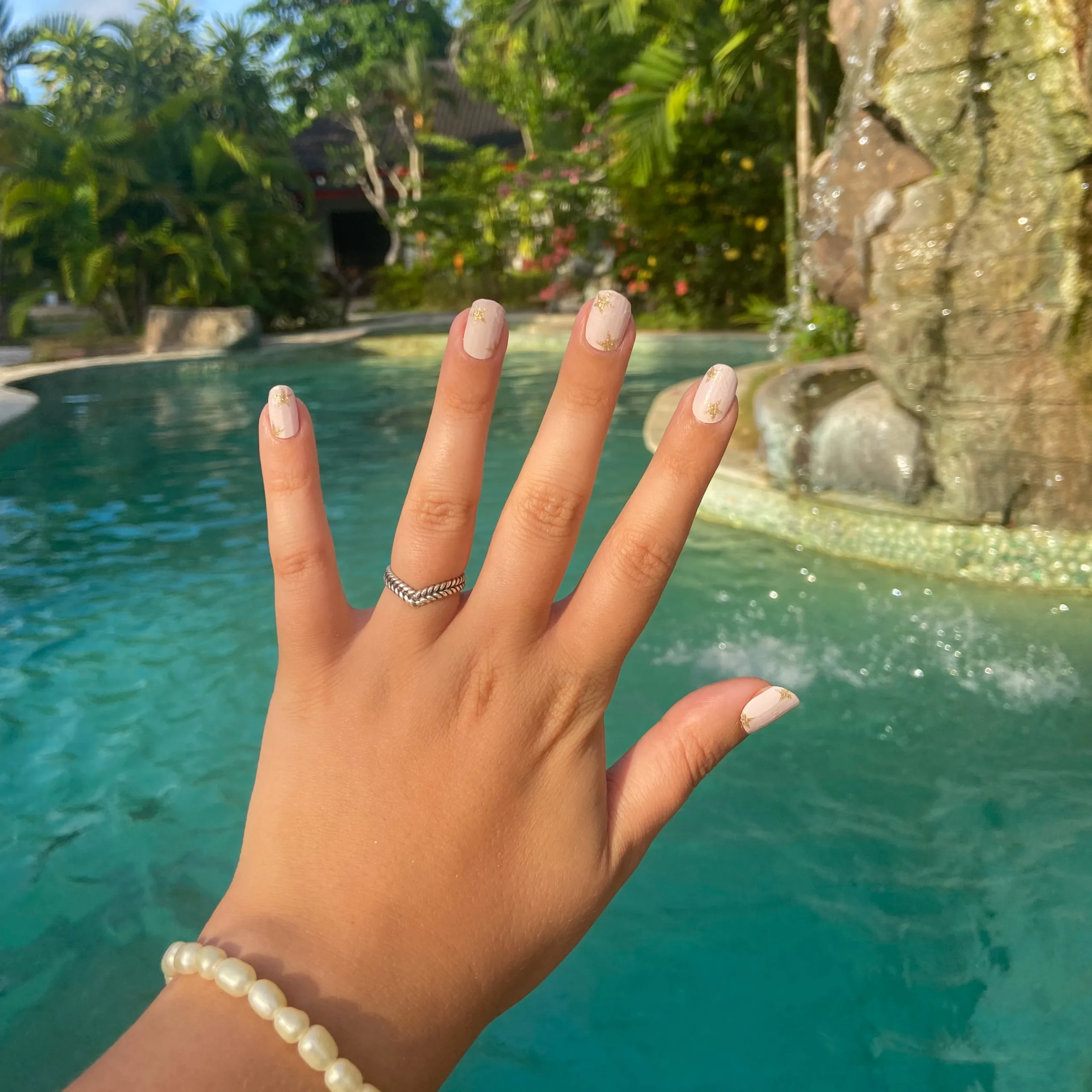 star struck Starstruck, roze nagelstickers met gouden sterren.