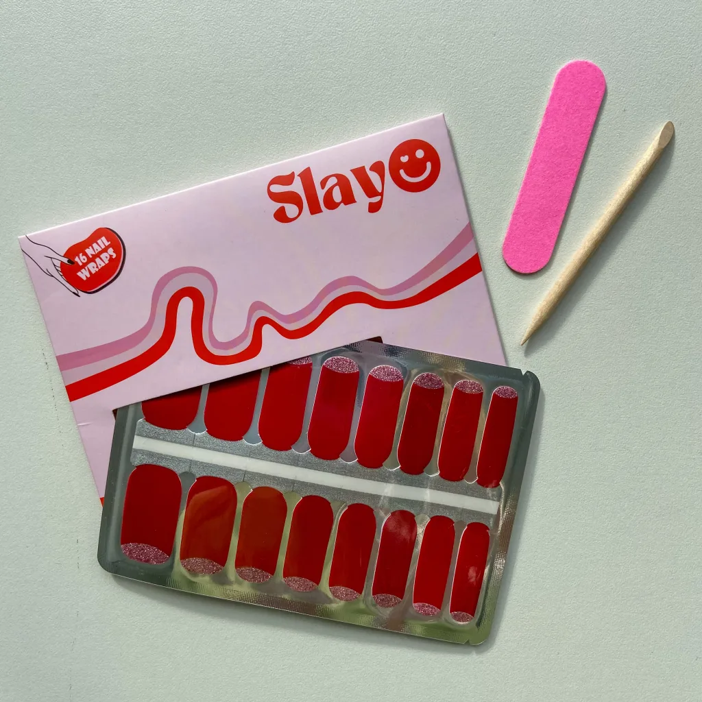Rosy Rouge ZB16179 rode nagelstickers met roze glitterrandje