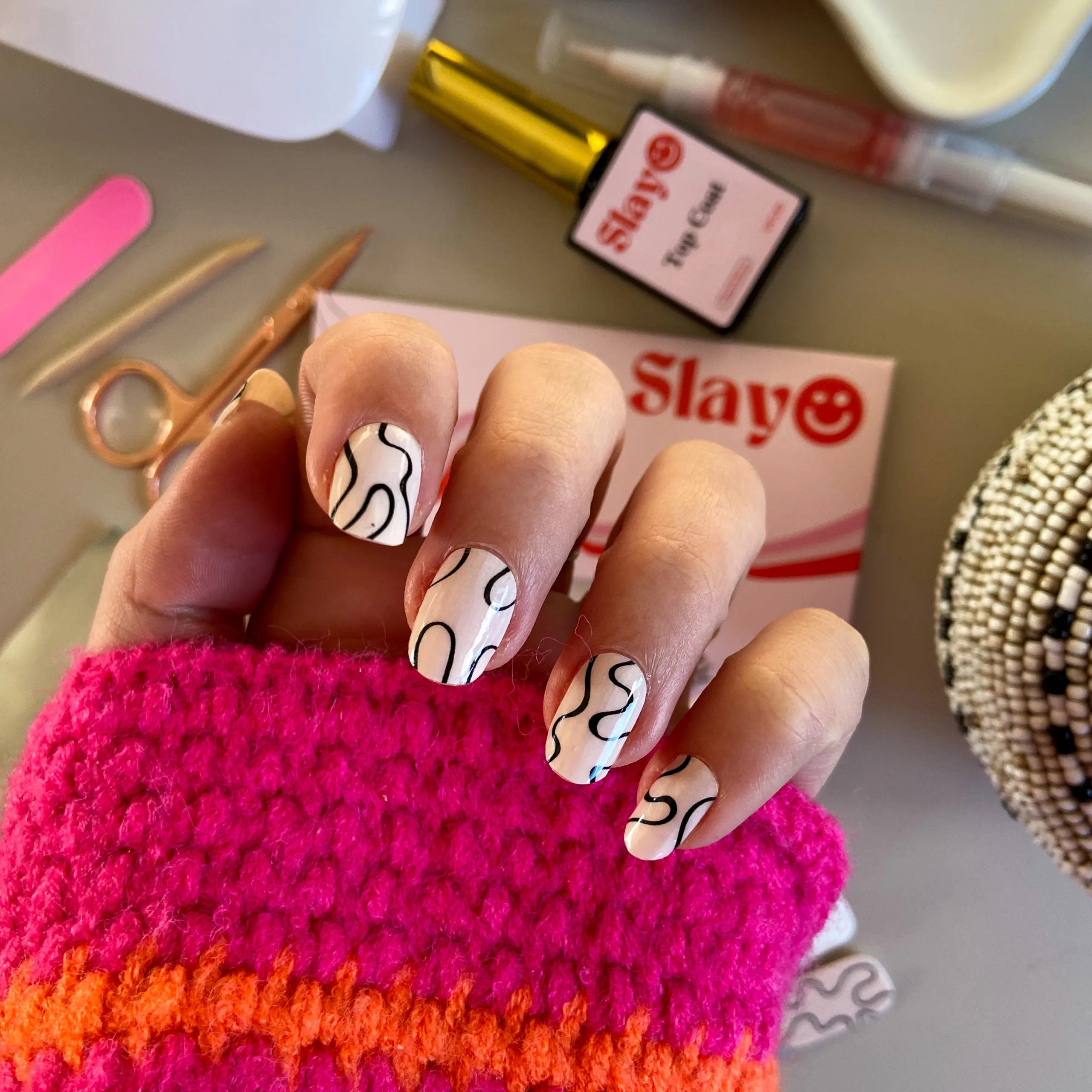 Boldly Beige Boldly Beige, nail wraps met nailart