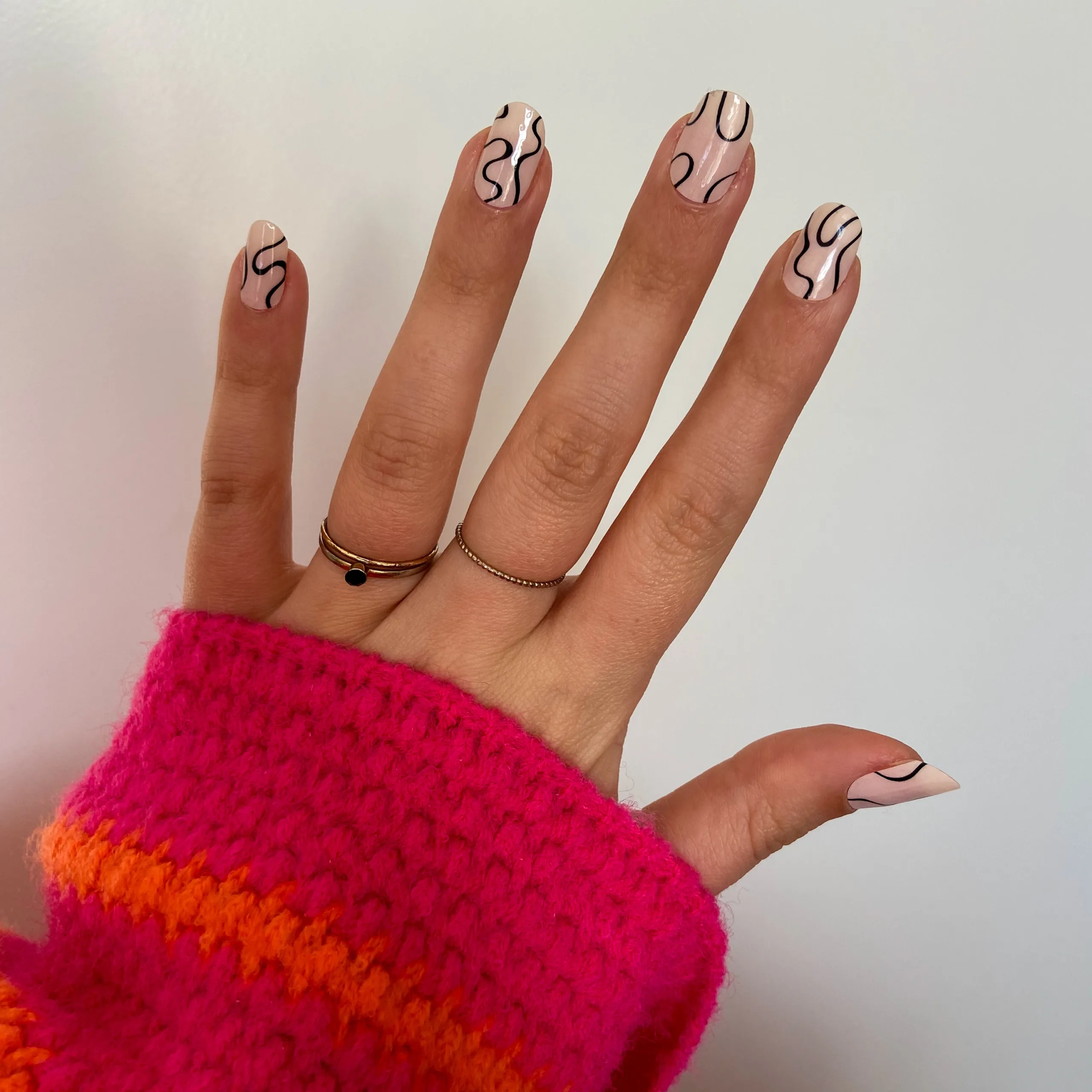 Boldly Beige Boldly Beige, nagelstickers met nailart lijntjes