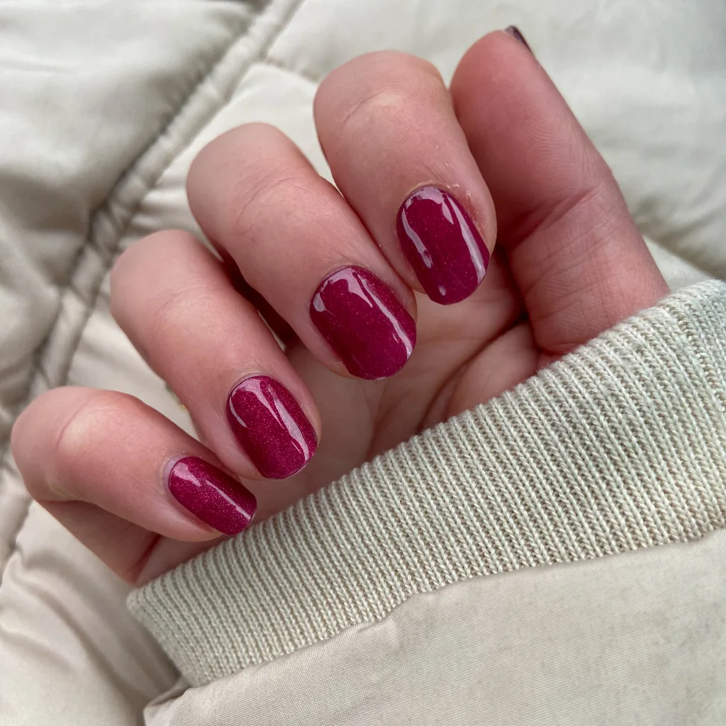Charming Cherry, gellak stickers met een mooie rode kleur met glitters