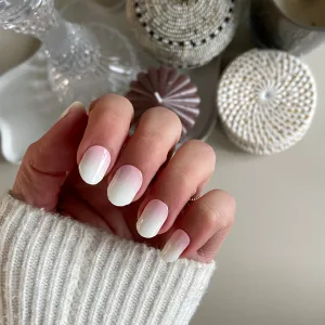 Baby Blush, babyboom nagels met kleuroverloop wit met roze.