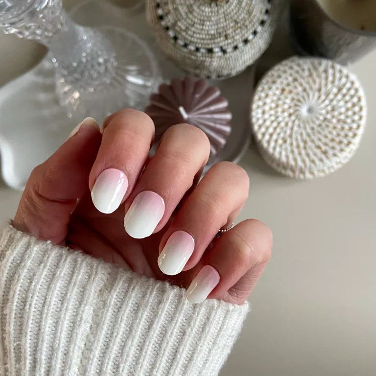 Baby Blush, babyboom nagels met kleuroverloop wit met roze.