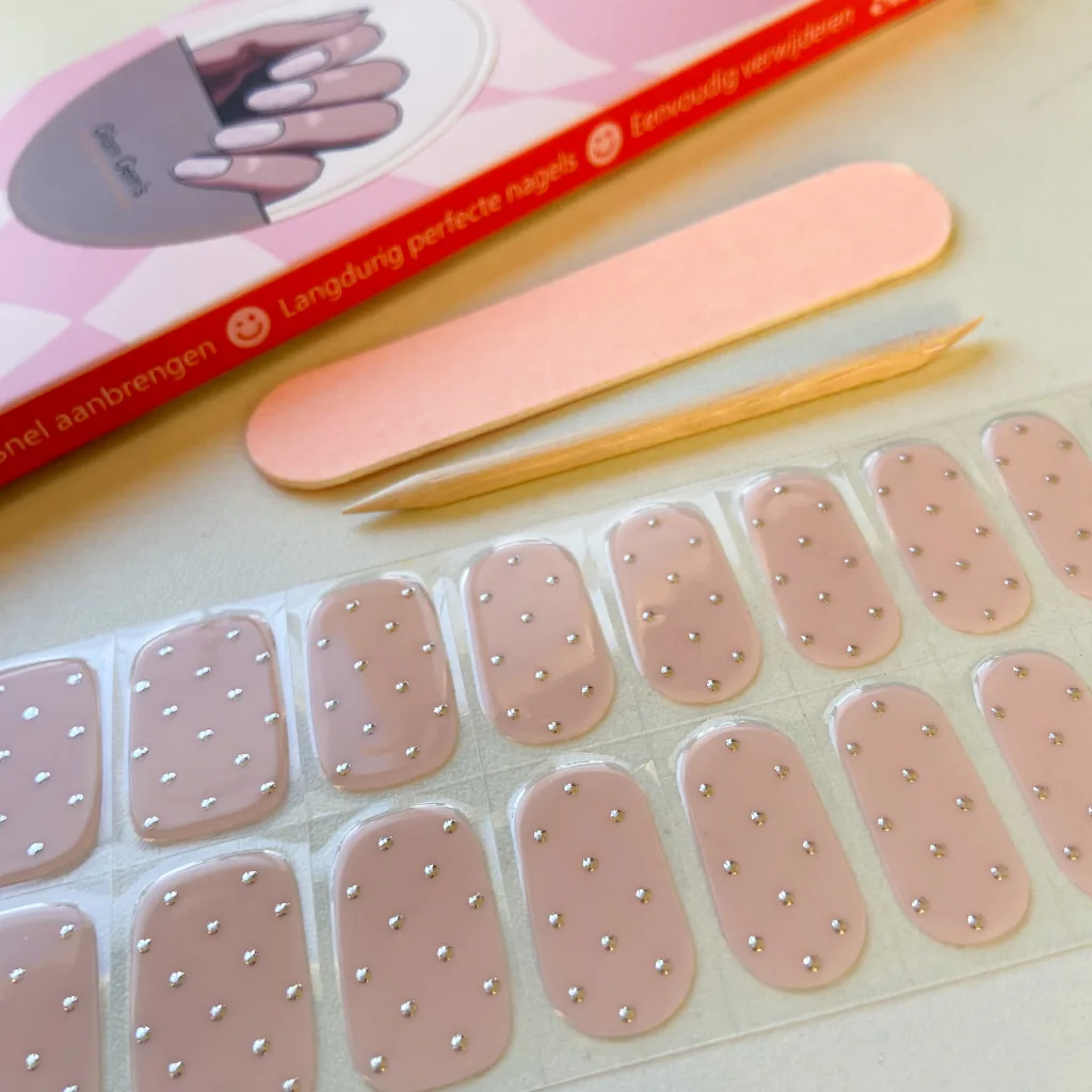 Glam Gem's, roze gel nail wrap sticker met zilveren diamantjes erop.
