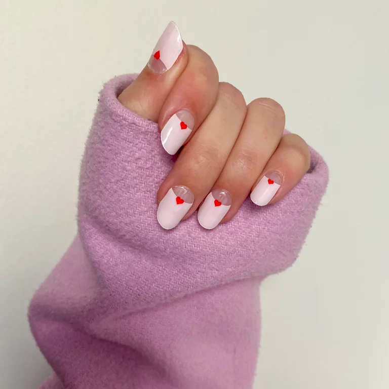 Love Language, roze nagels met hartjes, leuke Valentijnsdag nagels
