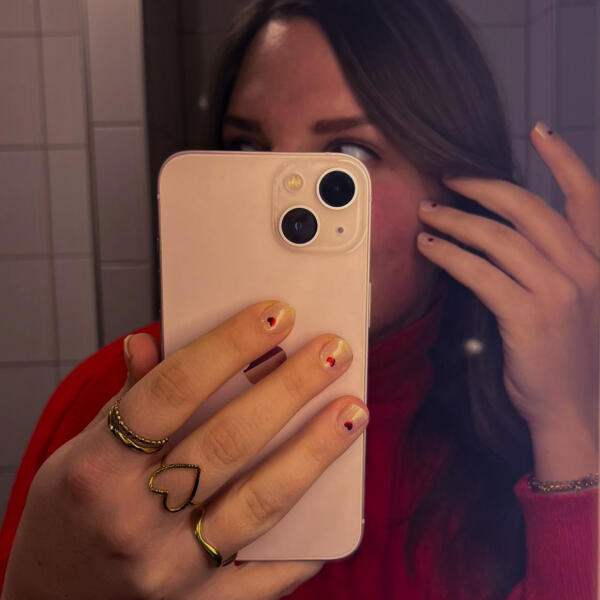 Cupid’s Charm Mooie parelkleurige gellak stickers met een rood hartje in het midden.