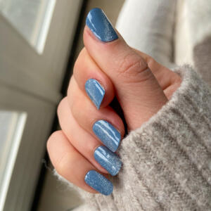 Denim Blauwe gel nail wraps met een mooi cat eye effect.