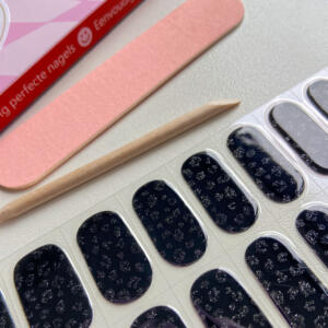 zwarte gellak stickers met een panterprint design met glitters.