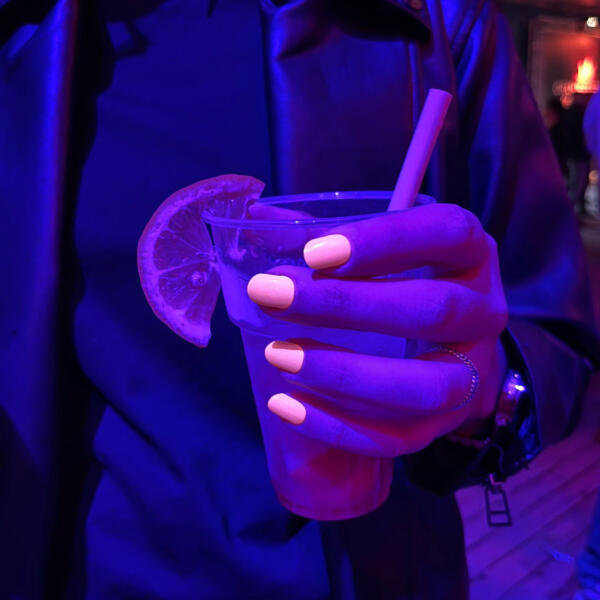 glow in the dark effect gellak stickers in een fel oranje kleur.