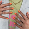 neon oranje gellak stickers met glow in the dark effect.