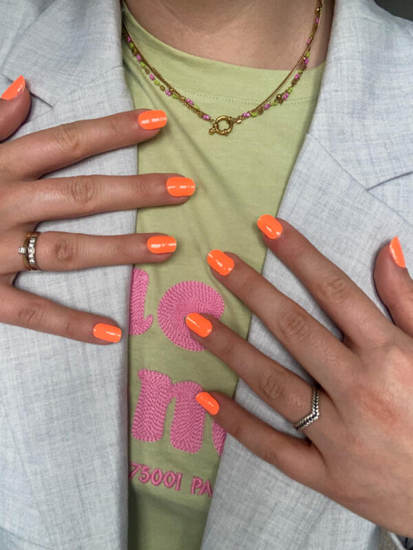 neon oranje gellak stickers met glow in the dark effect.