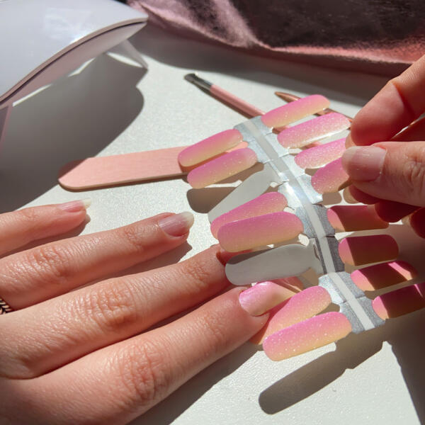 nagelstickers dawn delight nagelstickers dawn delight met mooi ombre effect en glitters.