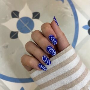 blauwe gel nagelstickers met een lichtblauwe swirl nailart design.