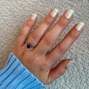 glazed donut nails look net zoals Hailey Bieber, met de perfect pearl gellak stickers