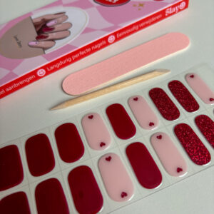 prachtige donkerrode en roze gel nagelstickers met hartjes en glitters