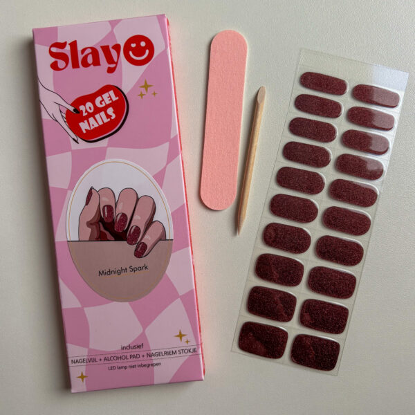 gellak nagelstickers met een mooie donkerrode kleur en glitters