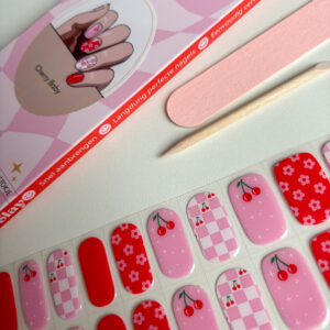 vrolijke rode en roze gellak nagelstickers met een nailart van kersjes en bloemetjes